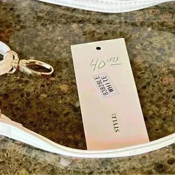 BOUTIQUE Style adorable small white purse / handbag with gold hardware and strap - Picture 3 of 16